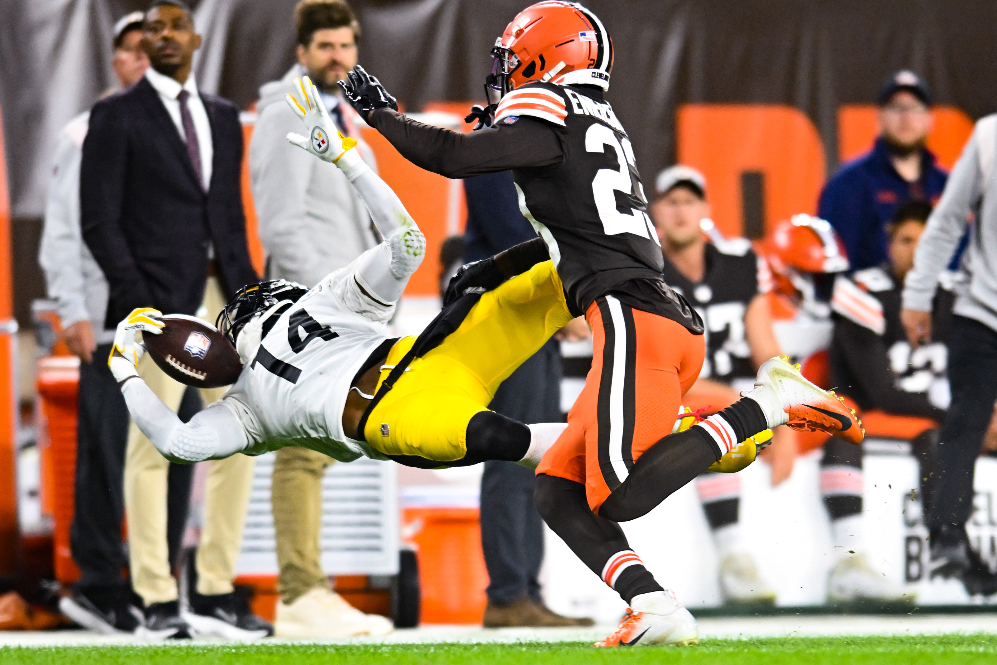 3200x2140 George Pickens catch just a glimpse of his ceiling with the Steelers, Desktop