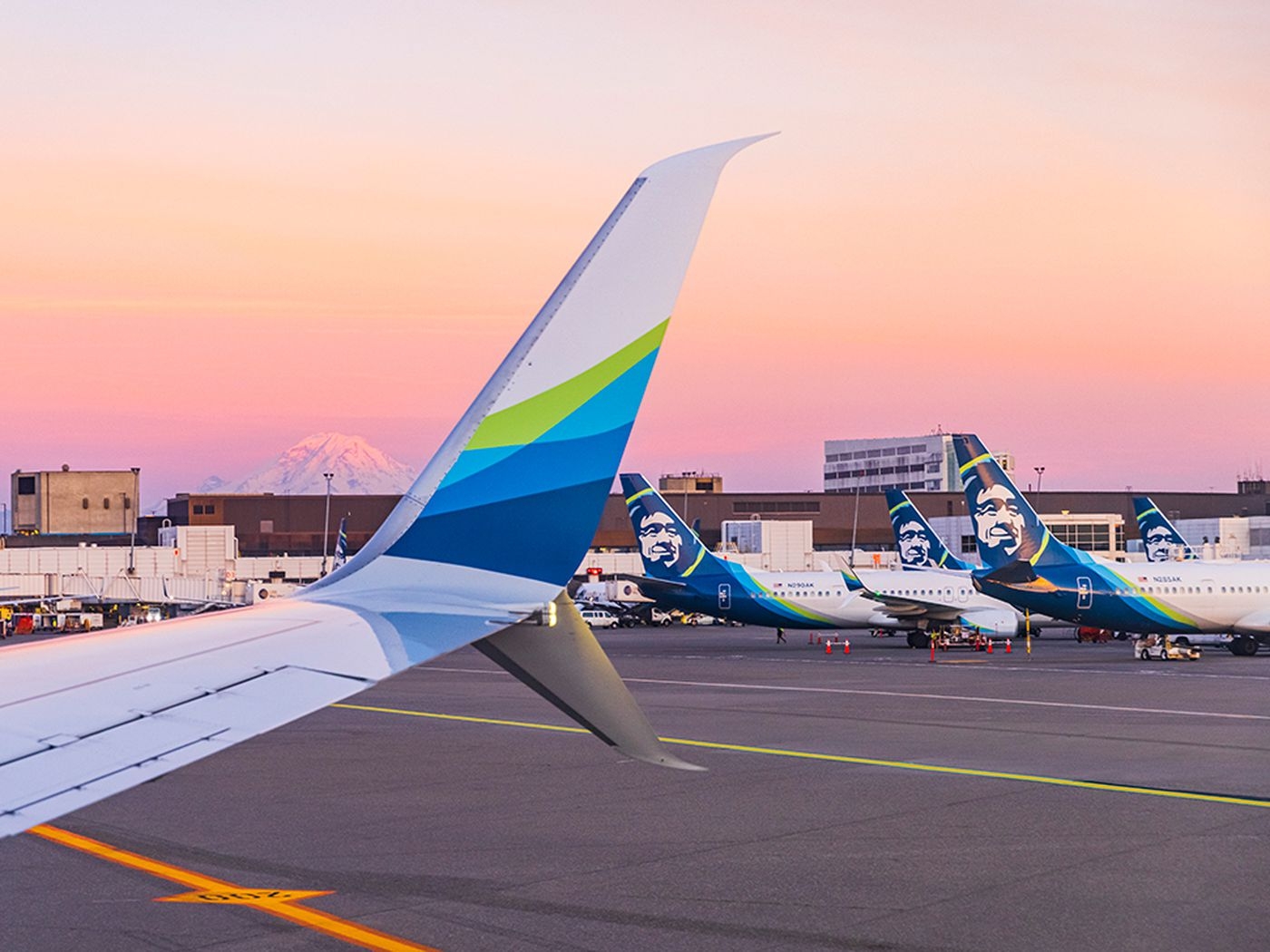 1400x1050 Alaska Airlines evacuated a plane after a phone burst into flame, Desktop