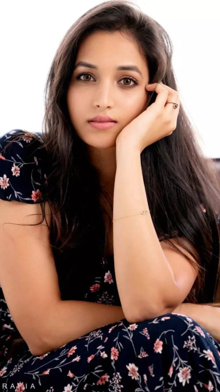 720x1280 K.G.F: Chapter 2 actress Srinidhi Shetty's beauty secrets, Phone