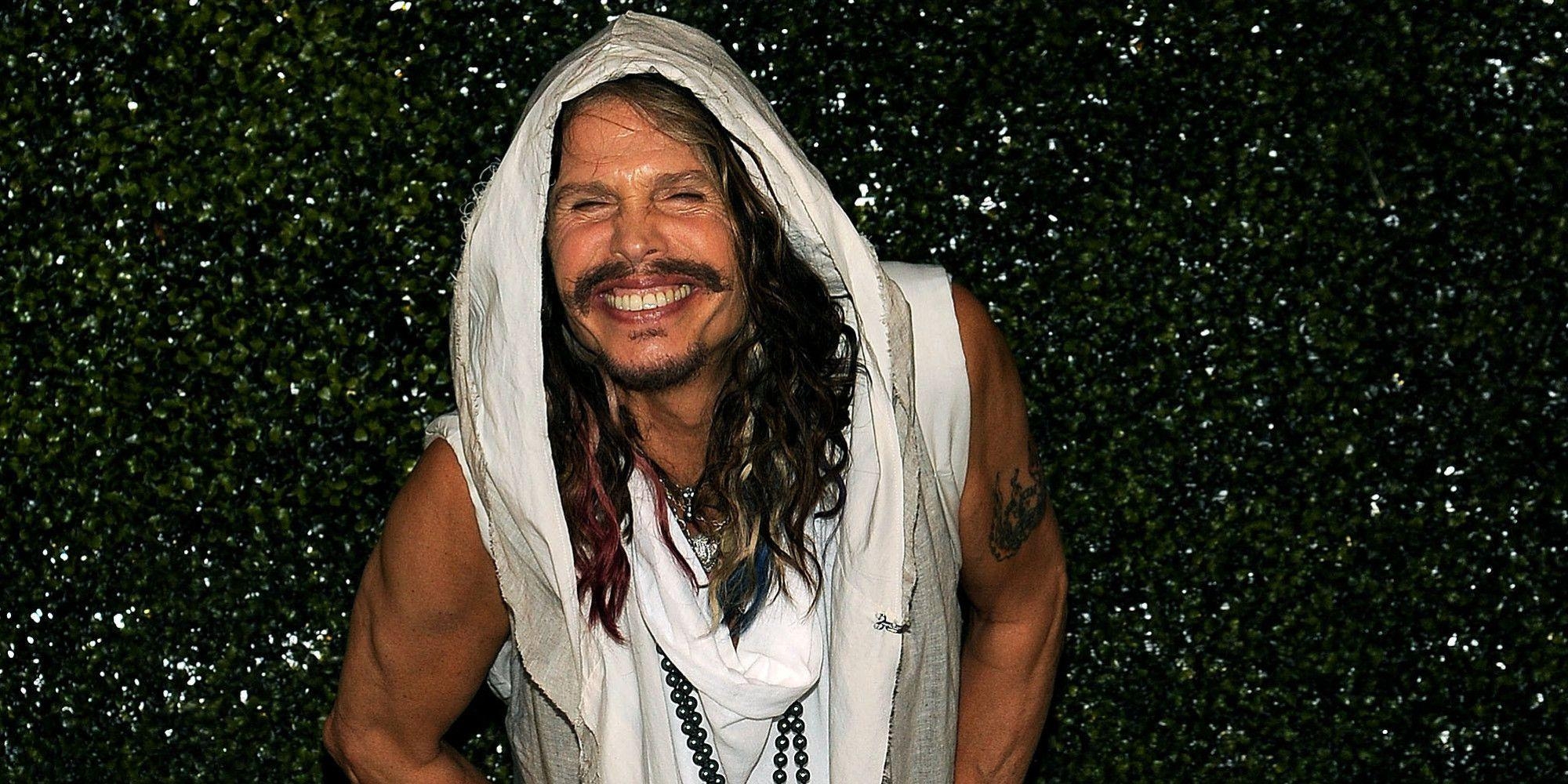 2000x1000 Steven Tyler Sports Bedsheet Like Outfit At Stella McCartney Store, Dual Screen