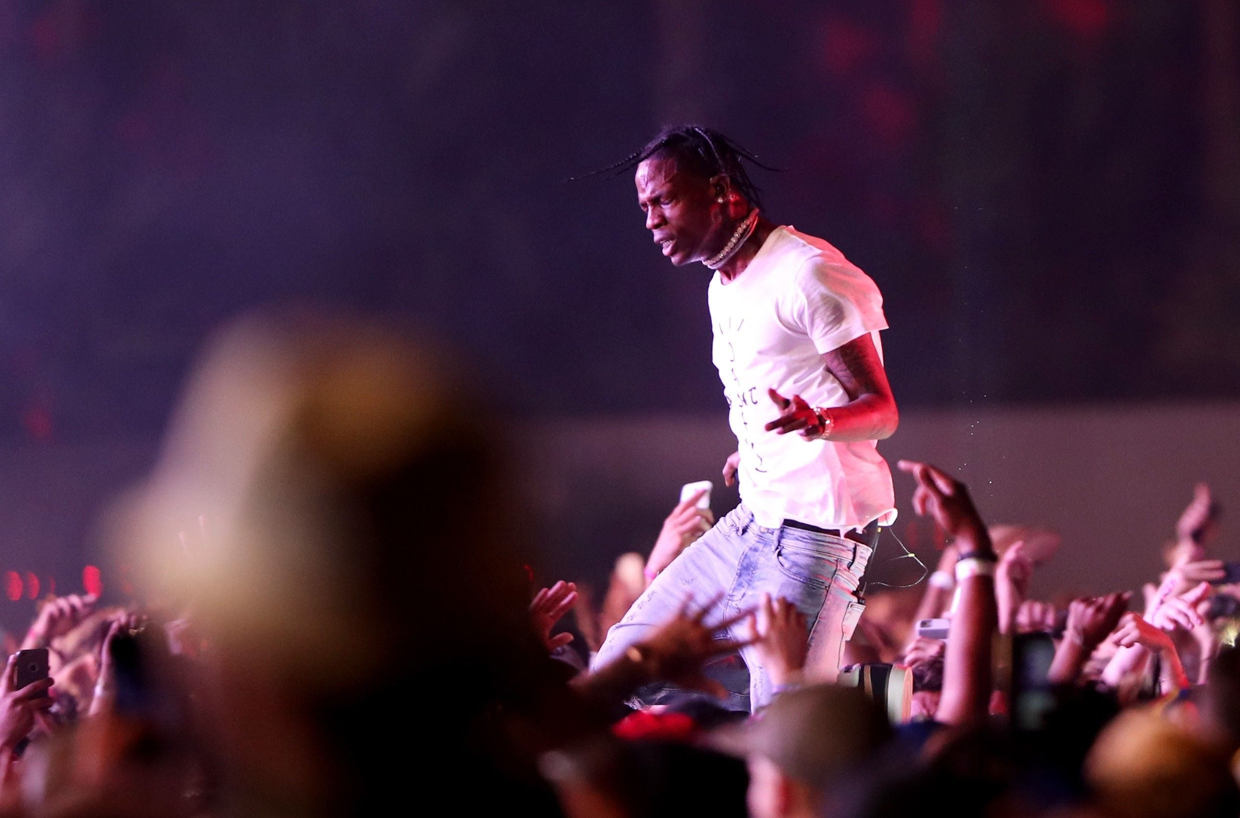 2540x1680 Travis Scott Claims He's Not Responsible For Fans Who Jumped From, Desktop