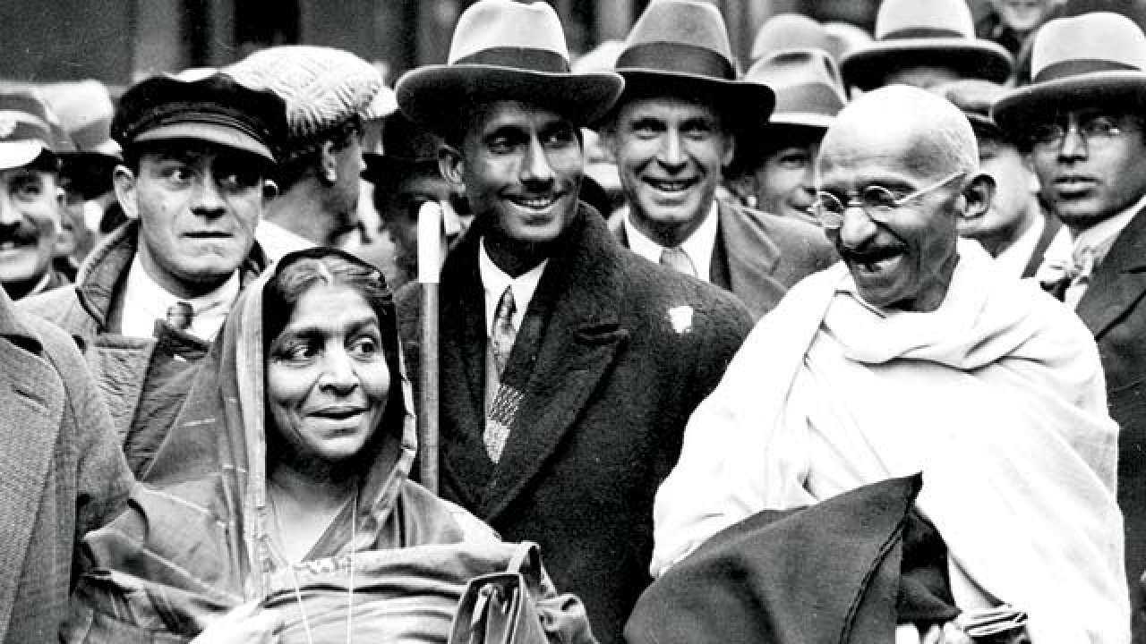 1280x720 Mahatma Gandhi at Boulogne station with Sarojini Naidu, on the way to England. Mahatma gandhi photo, Mahatma gandhi, Gandhi, Desktop