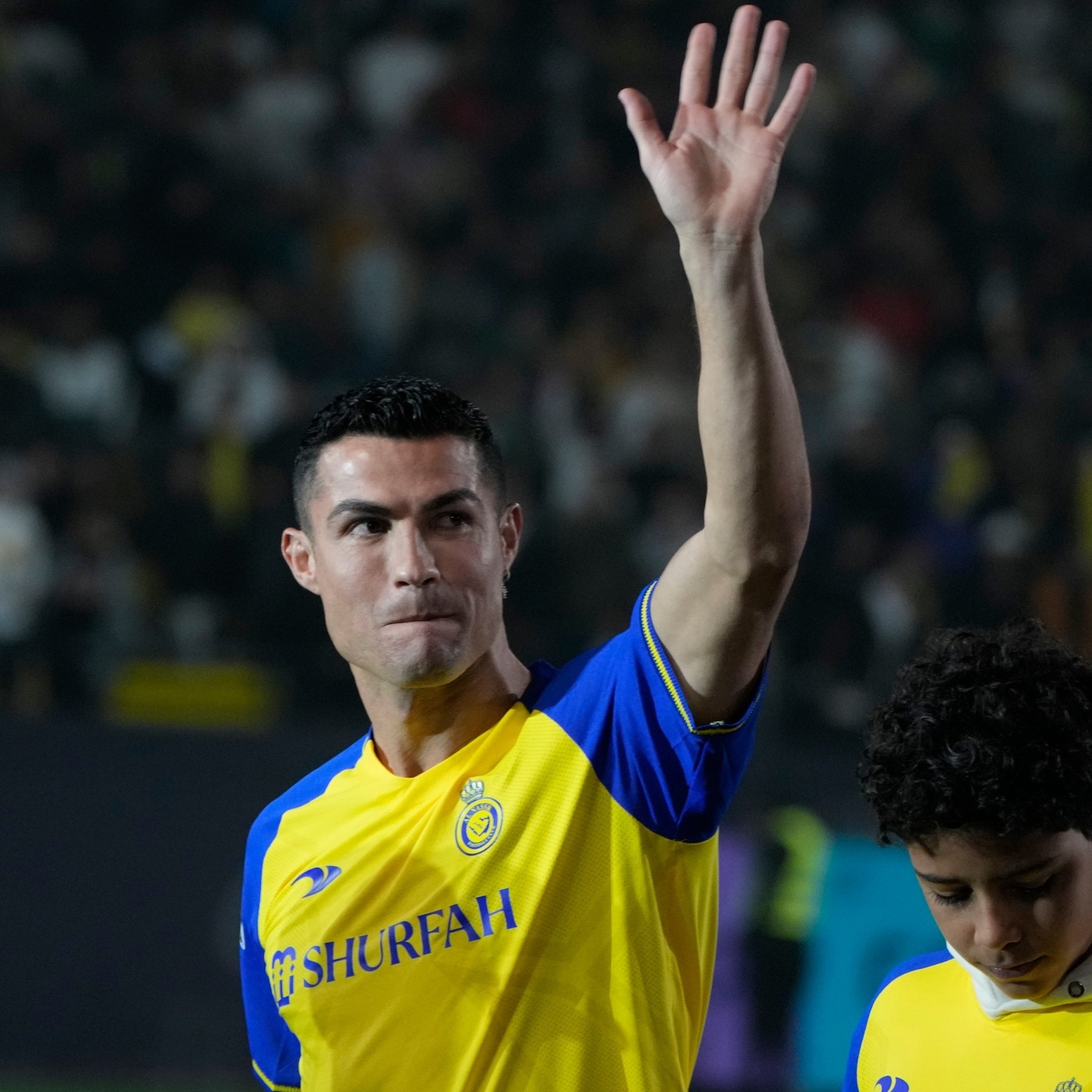 1800x1800 Thousands of Saudi fans cheer as Ronaldo unveiled at Al Nassr, Phone