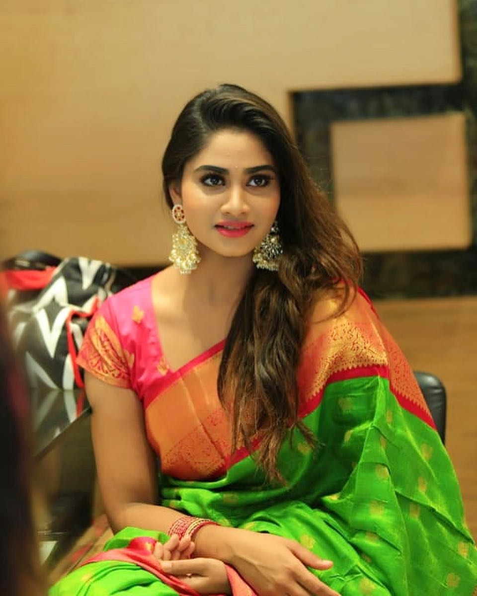 960x1200 Actress Shivani Narayanan In Traditional Silk Saree Pics. Latest Indian Hollywood Movies Updates, Branding Online and Actress Gallery, Phone