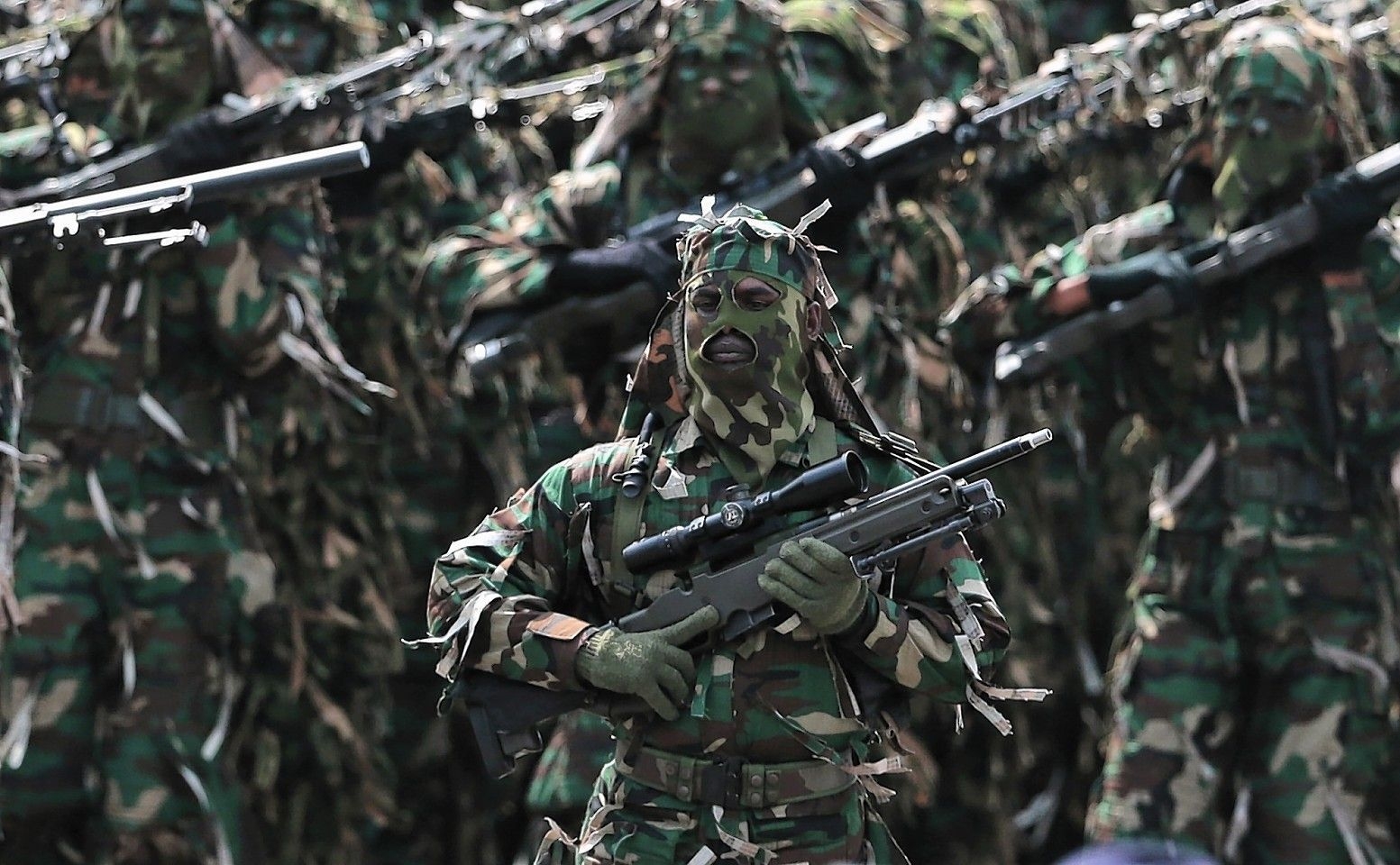 1560x960 Sri Lankan army soldiers march during a Victory Day parade, Desktop