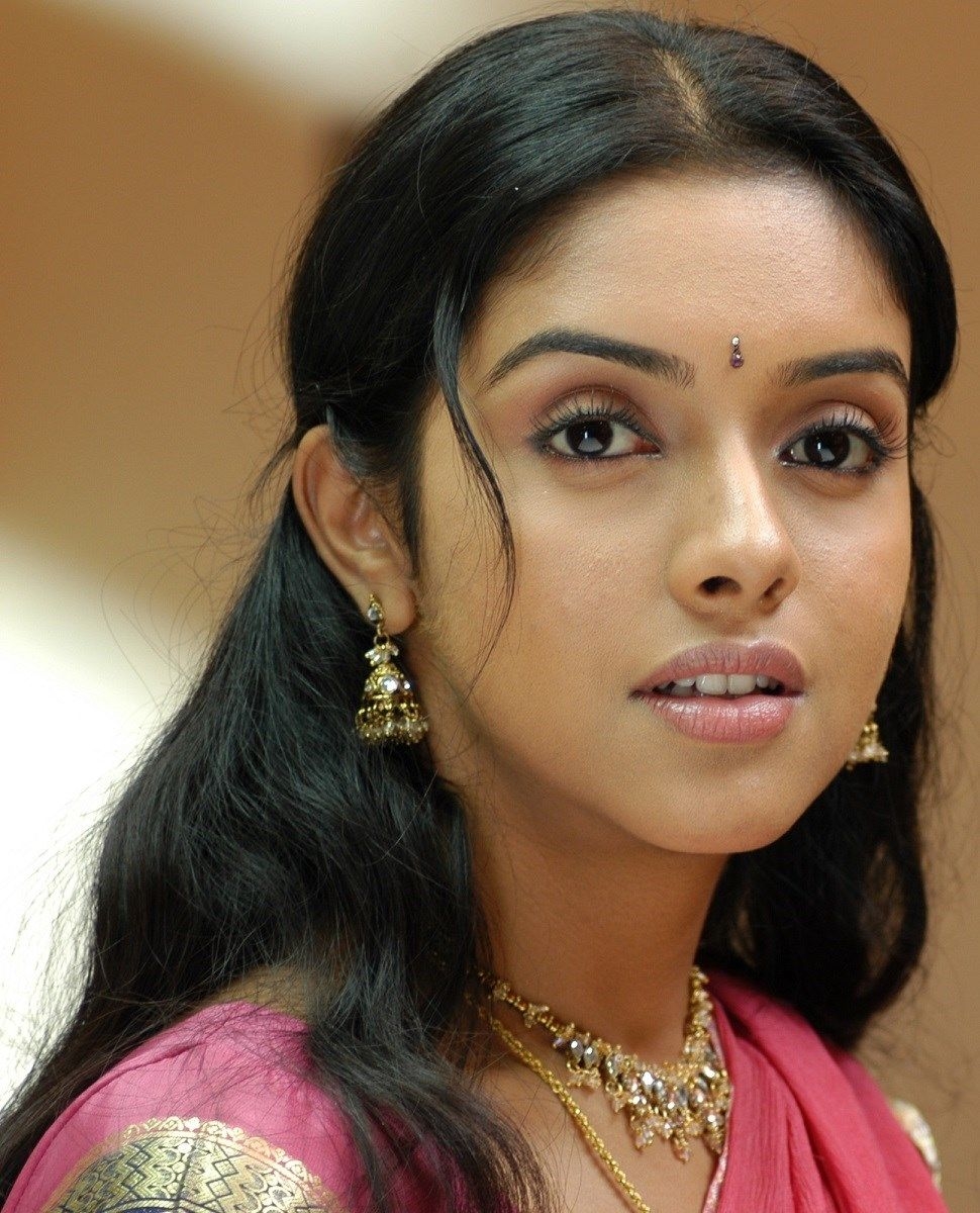 970x1200 Indian TV Model Asin Face Closeup Photo Without Makeup, Phone