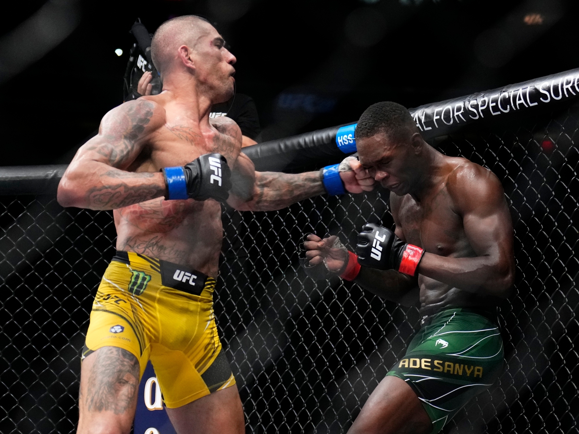 1920x1440 Alex Pereira KNOCKS OUT Israel Adesanya again to become middleweight champion at UFC 281 after previously beating 'Stylebender' twice in kickboxing rivalry that included brutal finish, Desktop