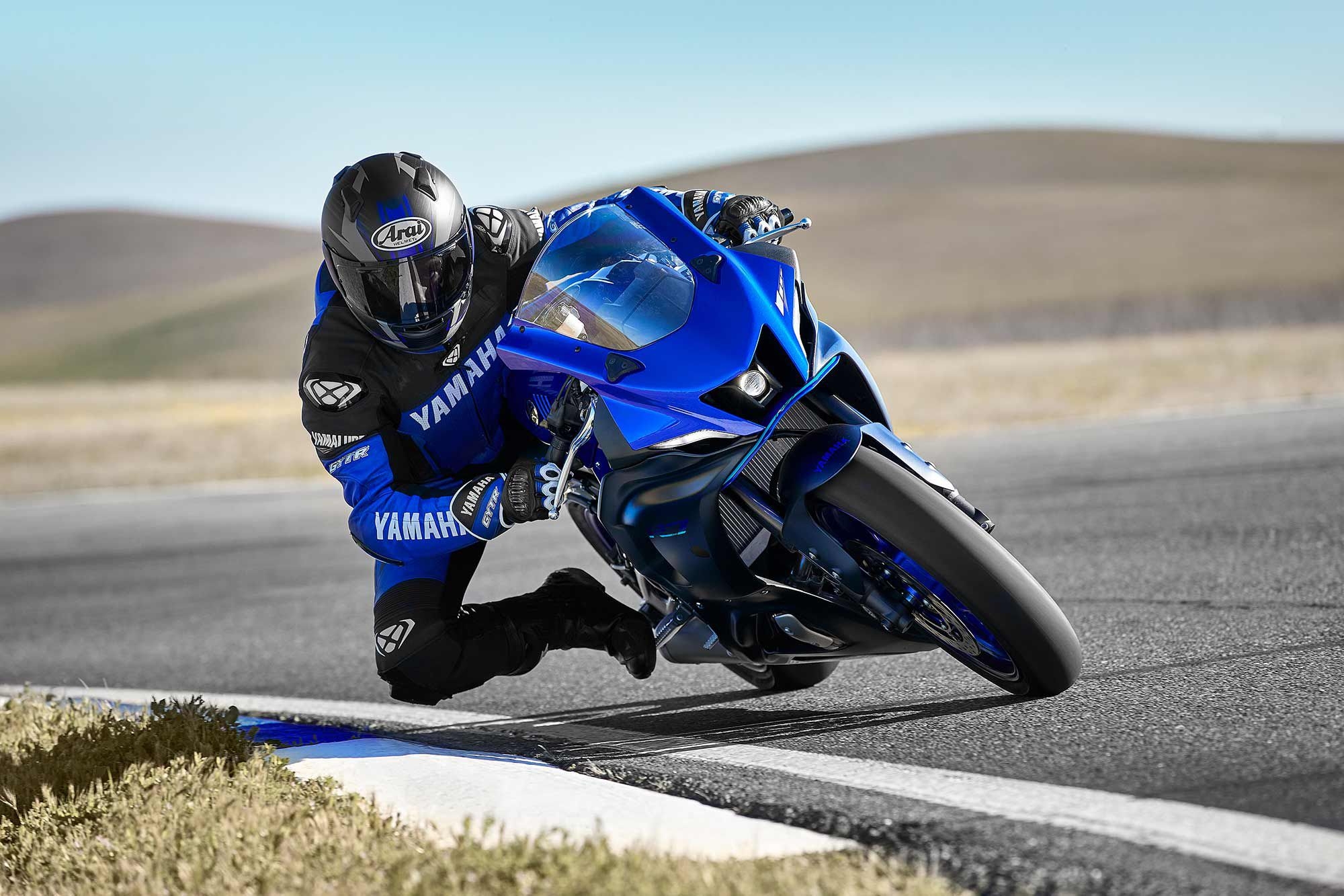 2000x1340 2022 Yamaha YZF R7 Buyer's Guide, Desktop