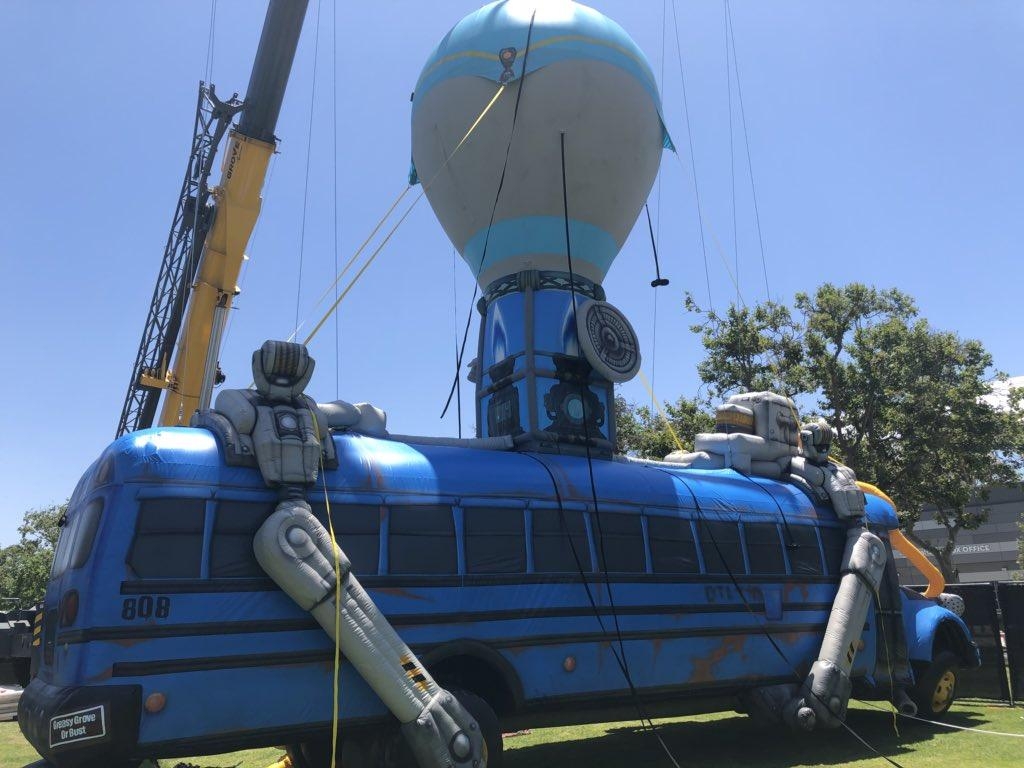 1030x770 Inflatable battle bus that will be flying over LA for E3, Desktop