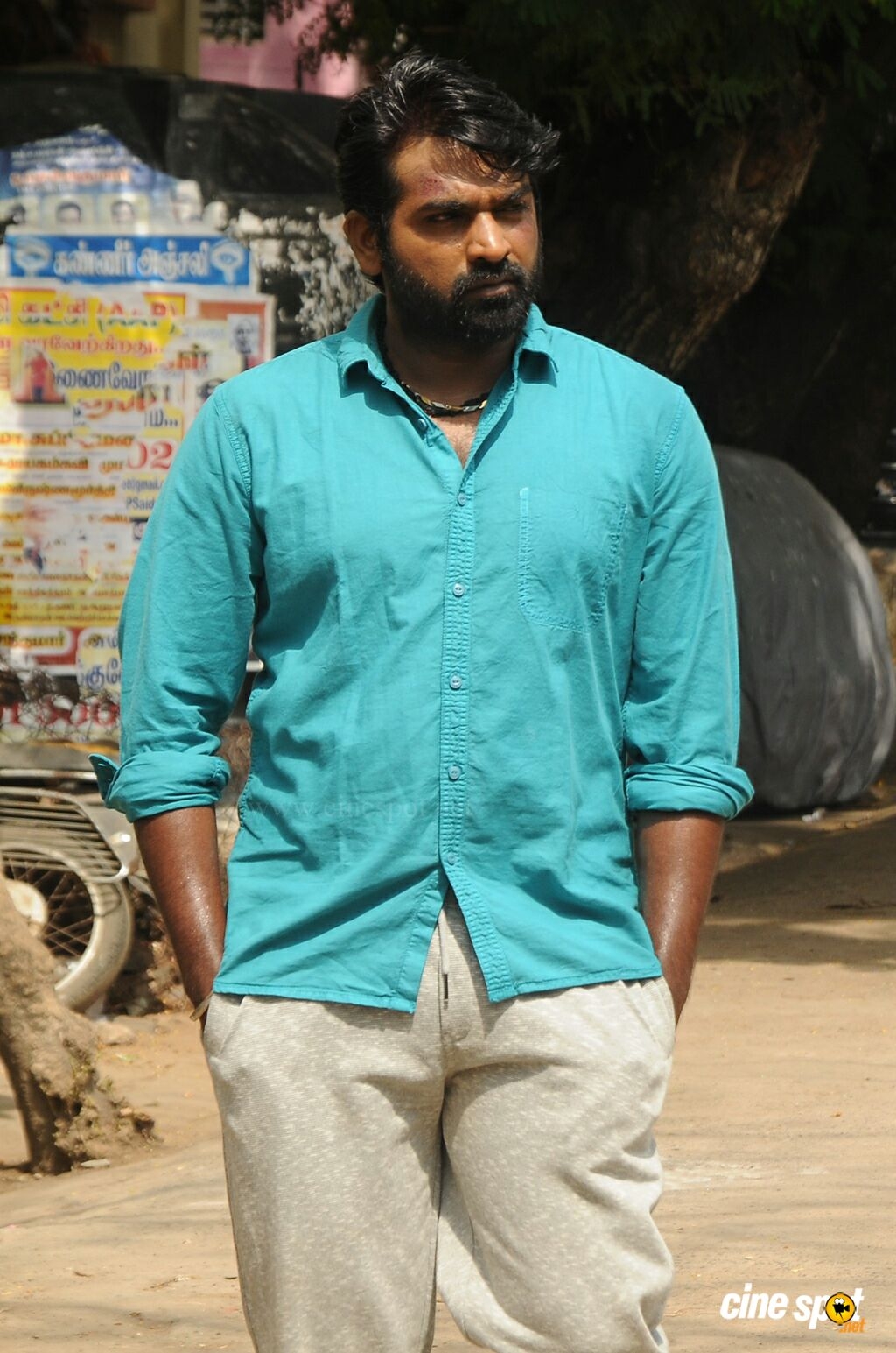 1030x1550 Vijay Sethupathi in Kadhalum Kadanthu Pogum (2), Phone