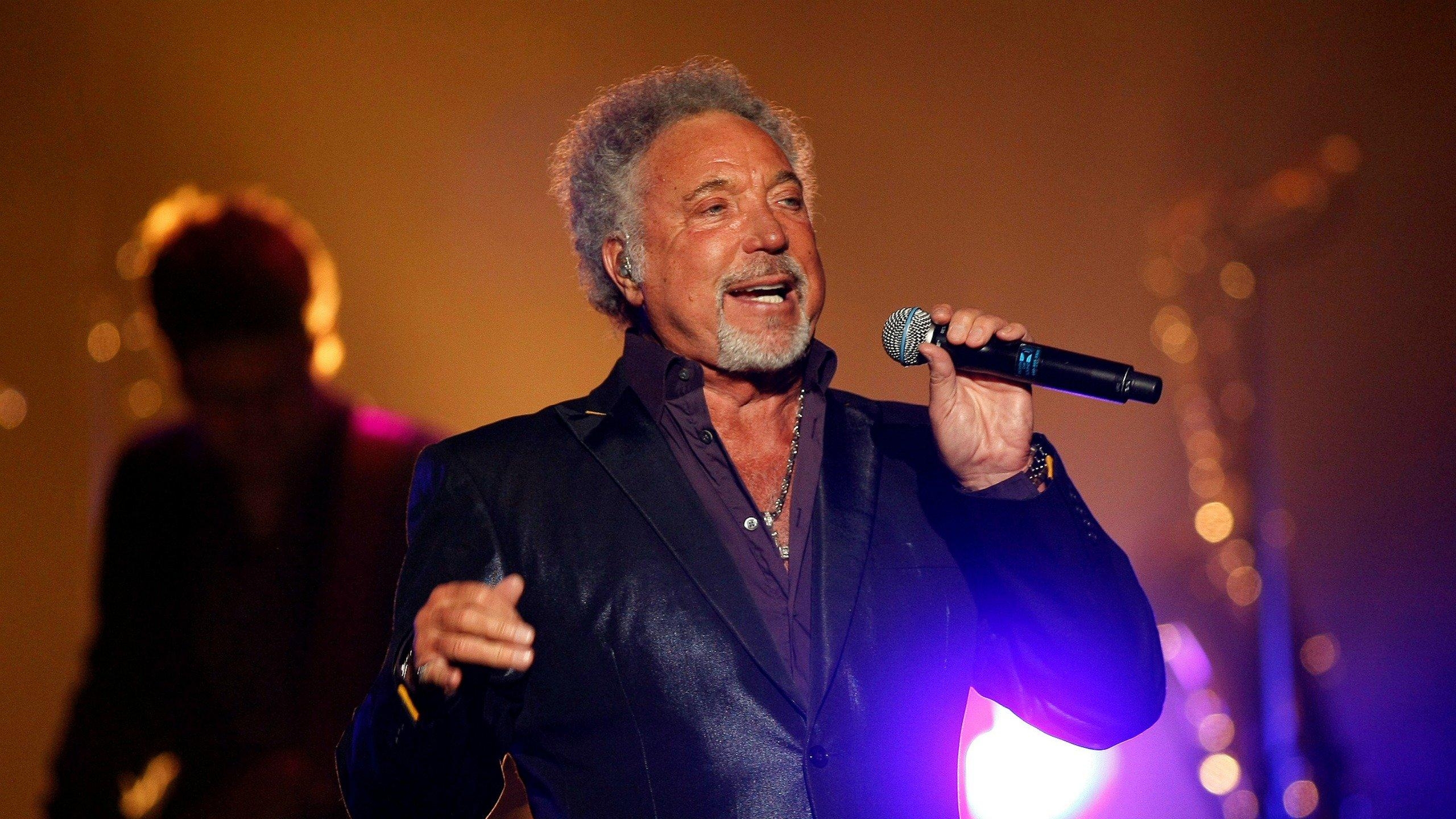 2560x1440 Singer Tom Jones Postpones U.S. Tour Due to 'Medical Advice', Desktop