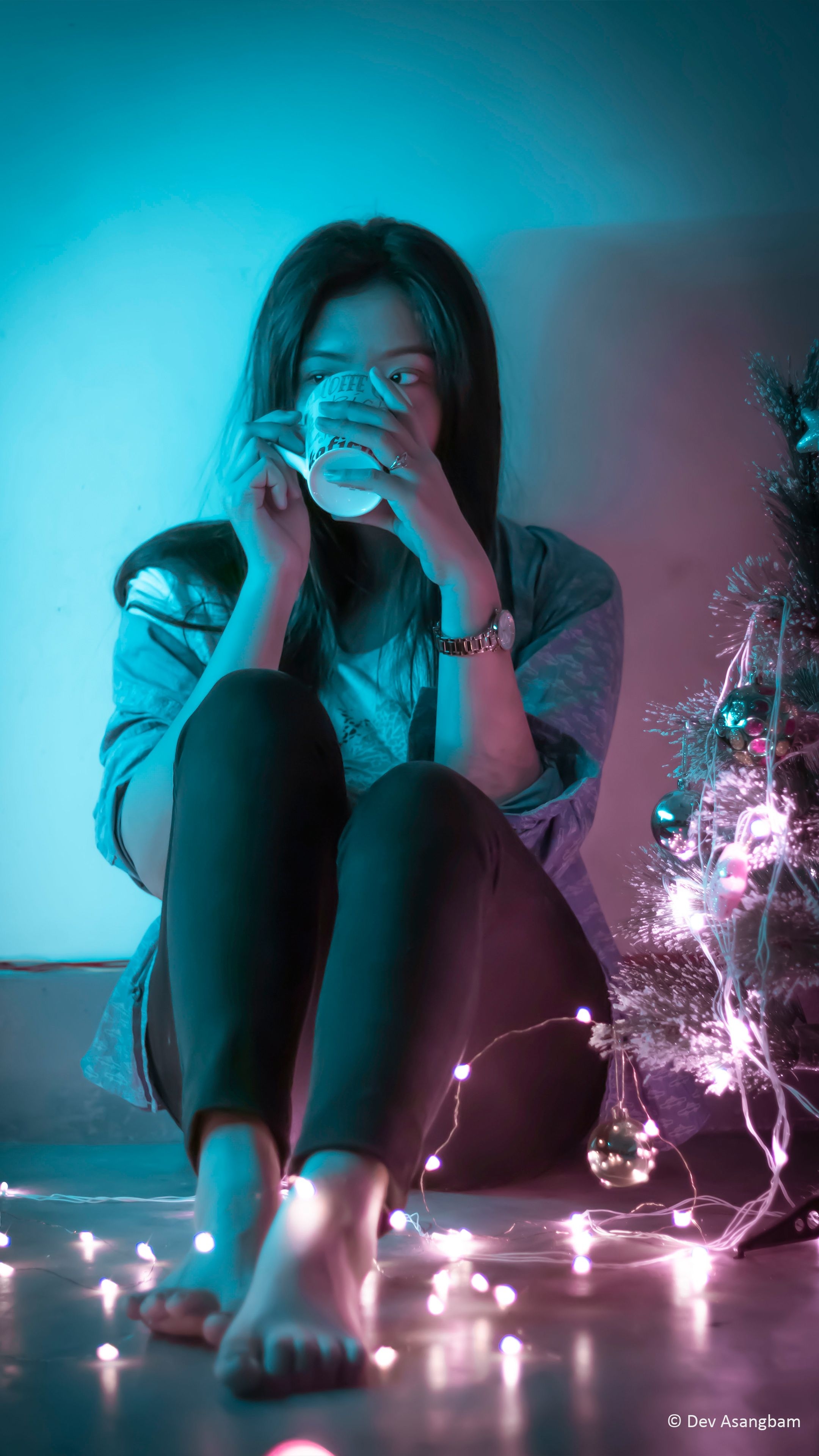 2160x3840 Cute Girl Coffee Lights Christmas Tree Photography 4K Ultra HD Mobile Wallpaper, Phone