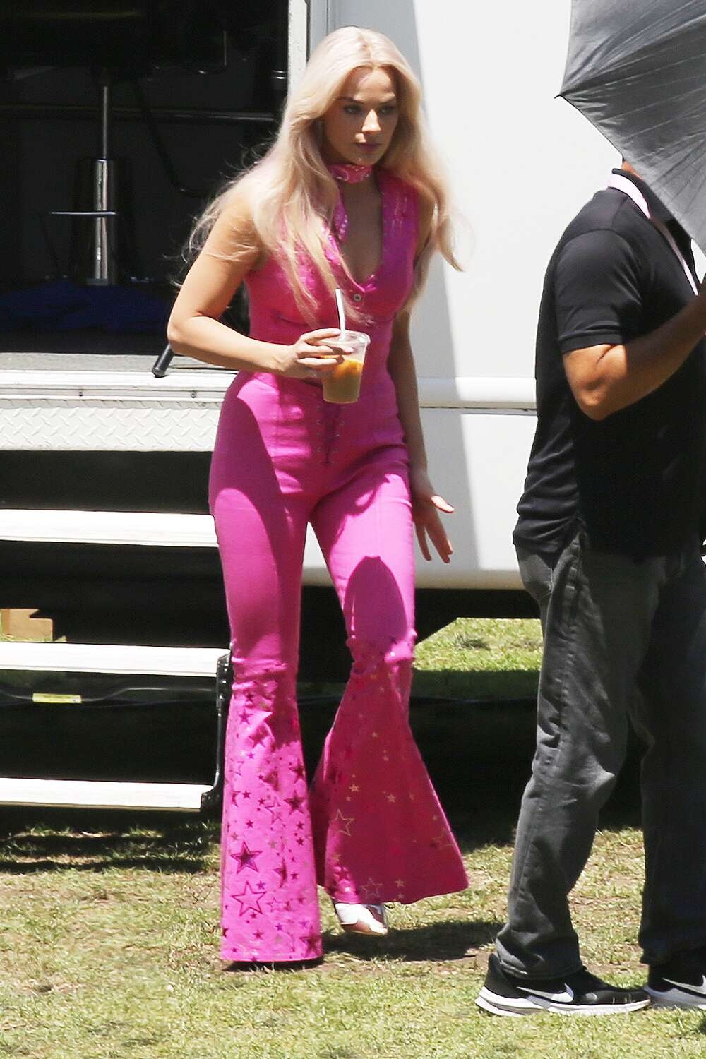 1000x1500 See Margot Robbie on Set of Upcoming Barbie Movie: Photo, Phone