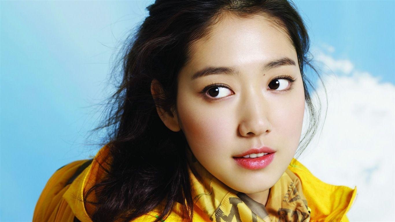 1370x770 South Korean actress Park Shin Hye HD Wallpaper, Desktop