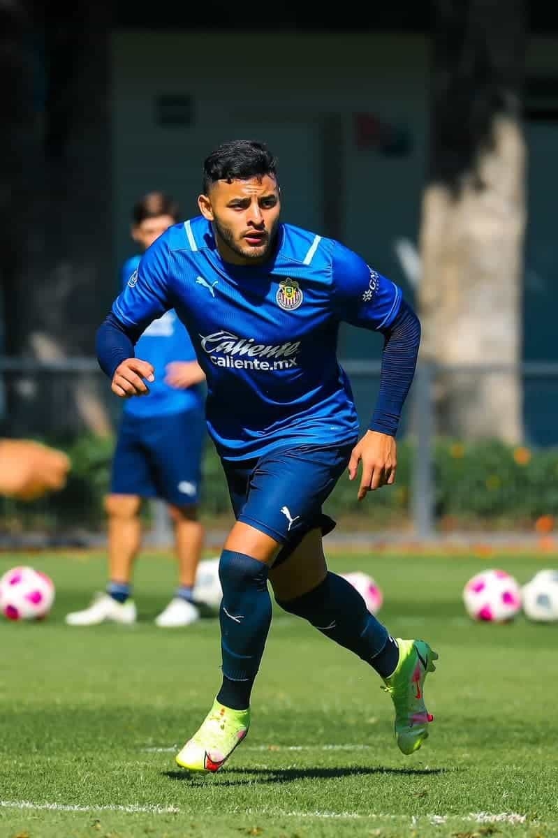 800x1200 Regresa Alexis Vega a los entrenamientos con Chivas, Phone