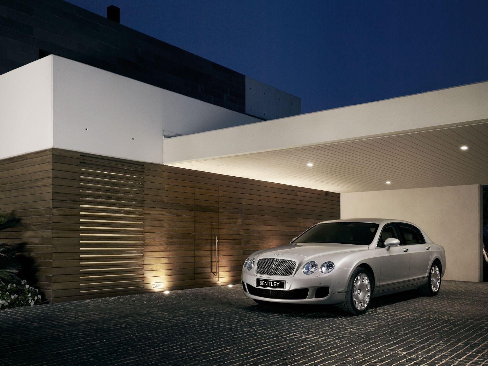 1600x1200 Parking Bentley Flying Spur Wallpaper. Front Yard. Bentley flying, Desktop