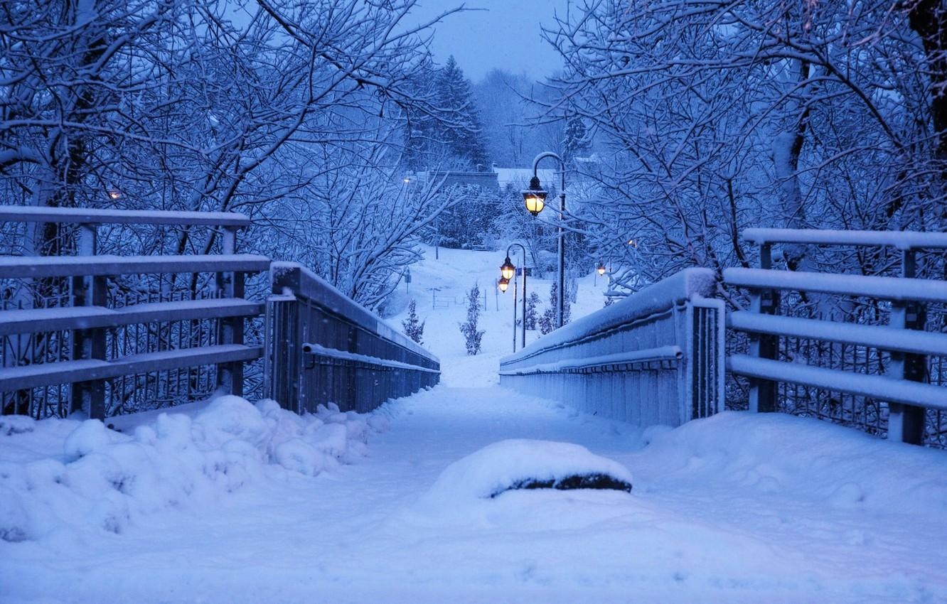 1340x850 Wallpaper lights, twilight, Winter, photography, trees, landscape, bridge, sunset, snow, evening, fence, houses, bokeh, urban, street lamps, snowy landscape image for desktop, section пейзажи, Desktop